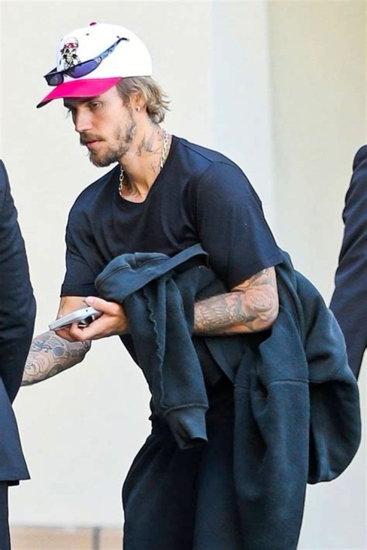 Beverly Hills, CA - Justin Bieber shows off his abs as he plays basketball shirtless on Memorial Day. Pictured: Justin Bieber BACKGRID USA 25 MAY 2020 BYLINE MUST READ: SPOT / BACKGRID USA: +1 310 798 9111 / UK: +44 208 344 2007 / *UK Clients - Pictures Containing Children Please Pixelate Face Prior To Publication*