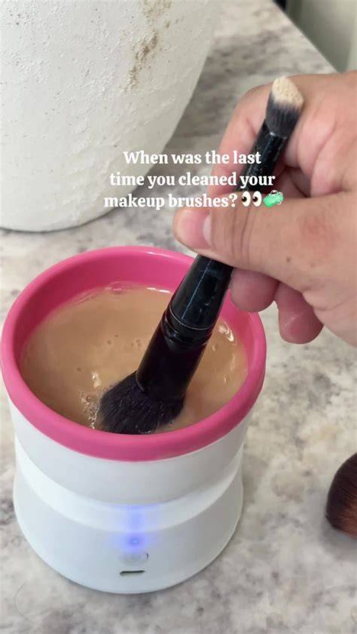 makeup-brush-cleaner