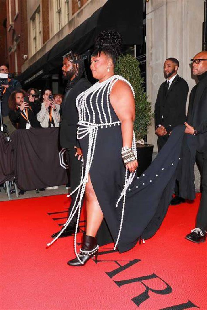 New York, NY - Lizzo rocks a purple dress with matching sunglasses as she arrives at Anna Wintour's pre-Met gala dinner party. Pictured: Lizzo BACKGRID USA 30 APRIL 2023 USA: +1 310 798 9111 / UK: +44 208 344 2007 / *UK Clients - Pictures Containing Children Please Pixelate Face Prior To Publication*