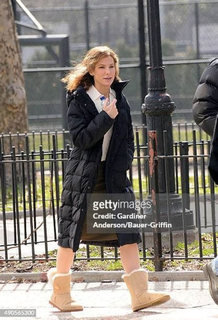 Sandra Bullock is seen arriving blowing some kisses at fans at the Stephen Colbert Show in New York City Pictured: Sandra Bullock Ref: SPL5296287 140322 NON-EXCLUSIVE Picture by: Elder Ordonez / SplashNews.com Splash News and Pictures USA: +1 310-525-5808 London: +44 (0)20 8126 1009 Berlin: +49 175 3764 166 World Rights, No Poland Rights, No Portugal Rights, No Russia Rights