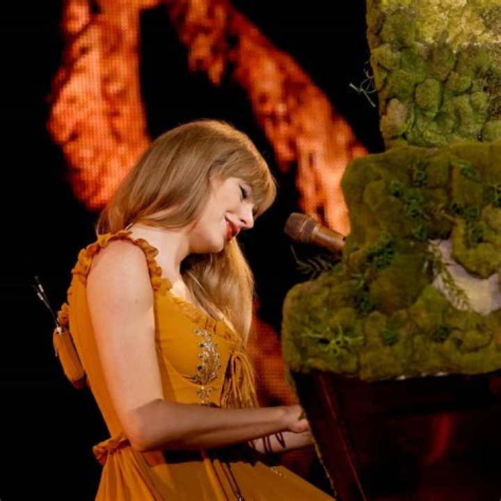 Taylor Swift at the 75th Rockefeller Center Christmas Tree Lighting Ceremony Rockefeller Center Nyc November 28 07 75th Rockefeller Center Christmas Tree Lighting Ceremony