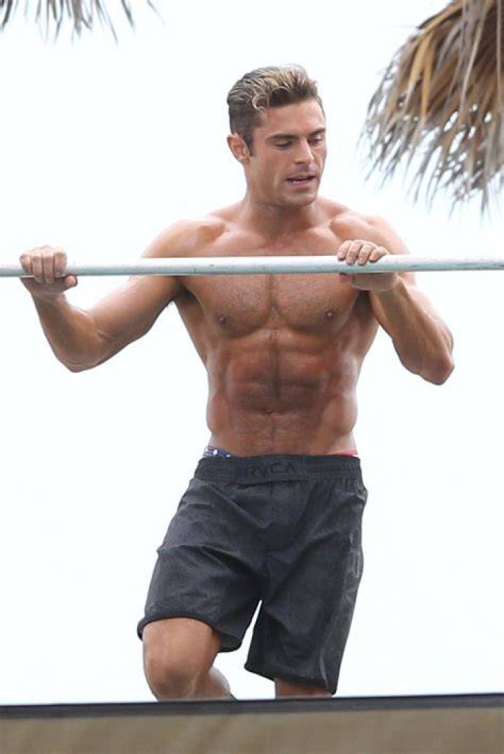Zac Efron displaying his muscles while doing pullups in Miami Beach Pictured: zac efron Ref: SPL1242411 080316 NON-EXCLUSIVE Picture by: SplashNews.com Splash News and Pictures Los Angeles: 310-821-2666 New York: 212-619-2666 London: +44 (0)20 7644 7656 Berlin: +49 175 3764 166 World Rights